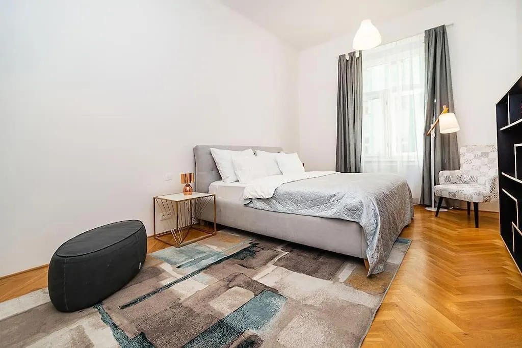 Apartment Incredibly Cozy And Spacious Apt Prague