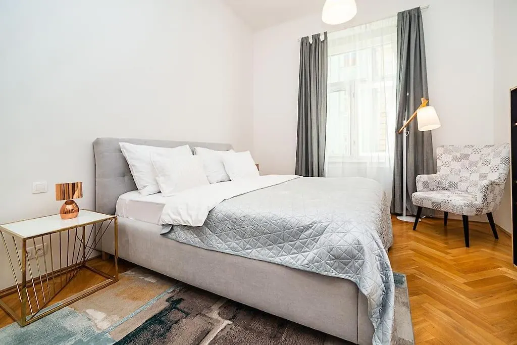 Incredibly Cozy And Spacious Apt Prague