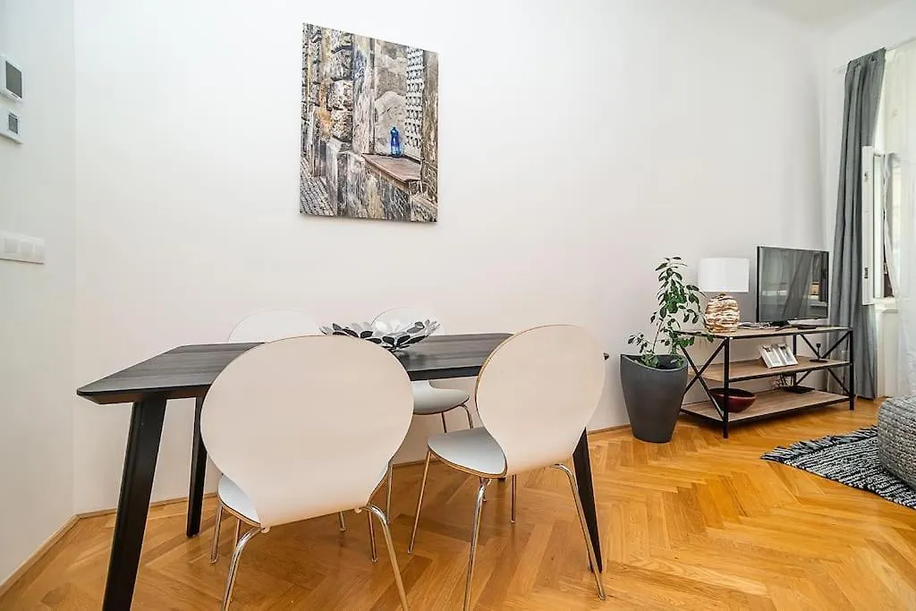 Incredibly Cozy And Spacious Apt Praag 0*,  Tsjechië