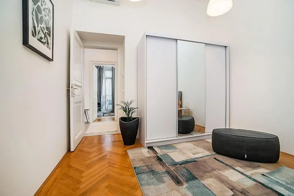 Incredibly Cozy And Spacious Apt Praag